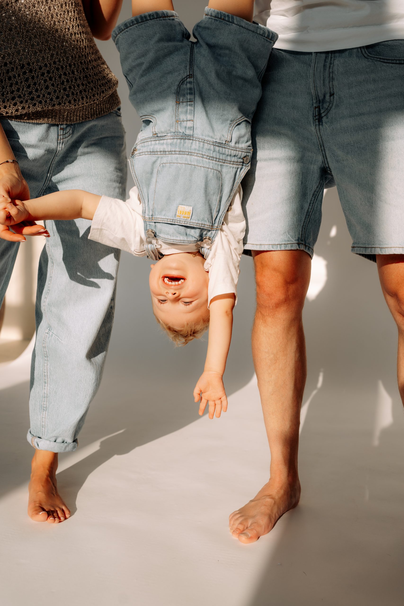 Rodinné focení rodičů s dítětem při hře v ateliéru HLight Studio – foto Lukáš Vavřinec