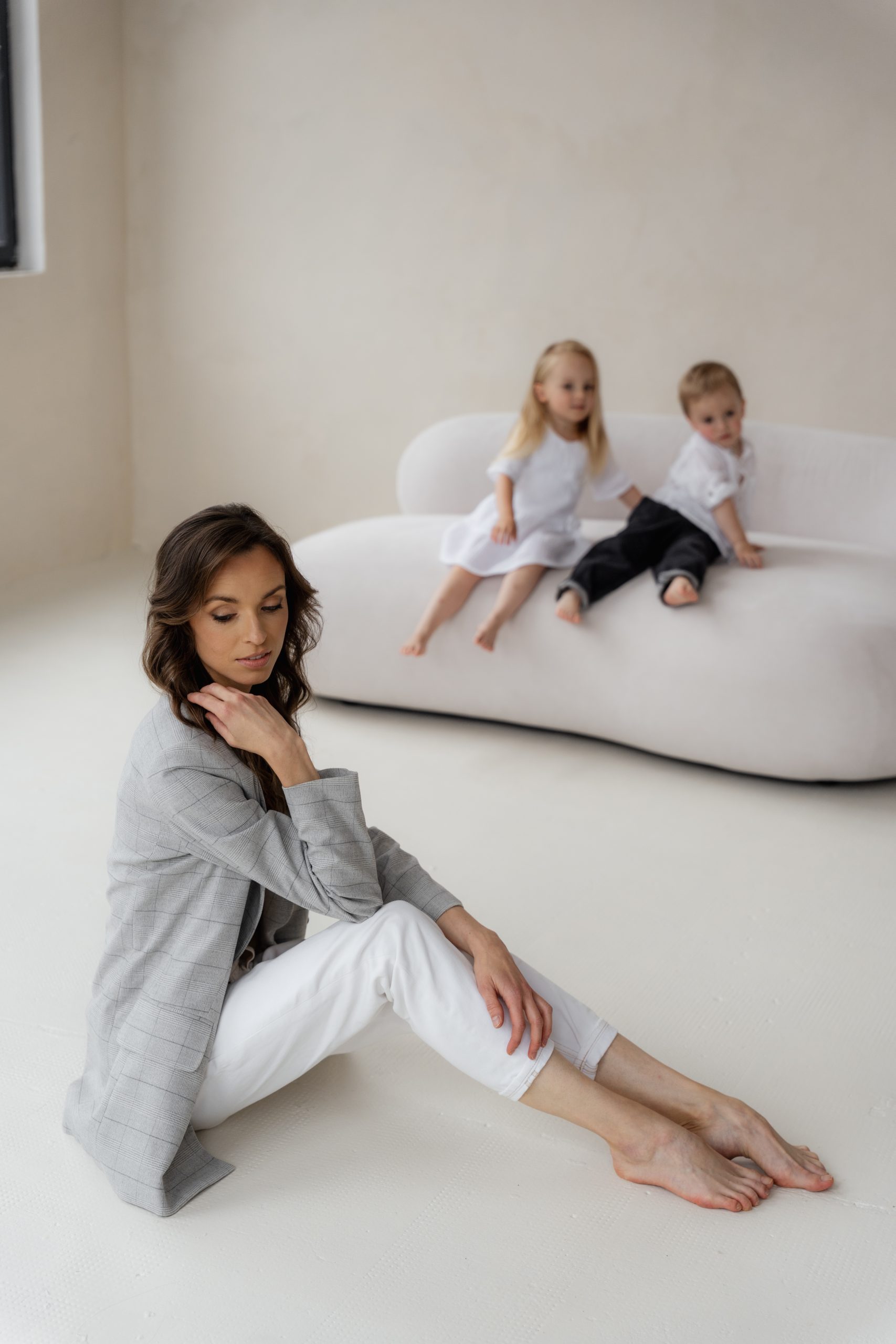 Rodinné focení maminky se synem a dcerou v ateliéru HLight Studio – foto Lukáš Vavřinec