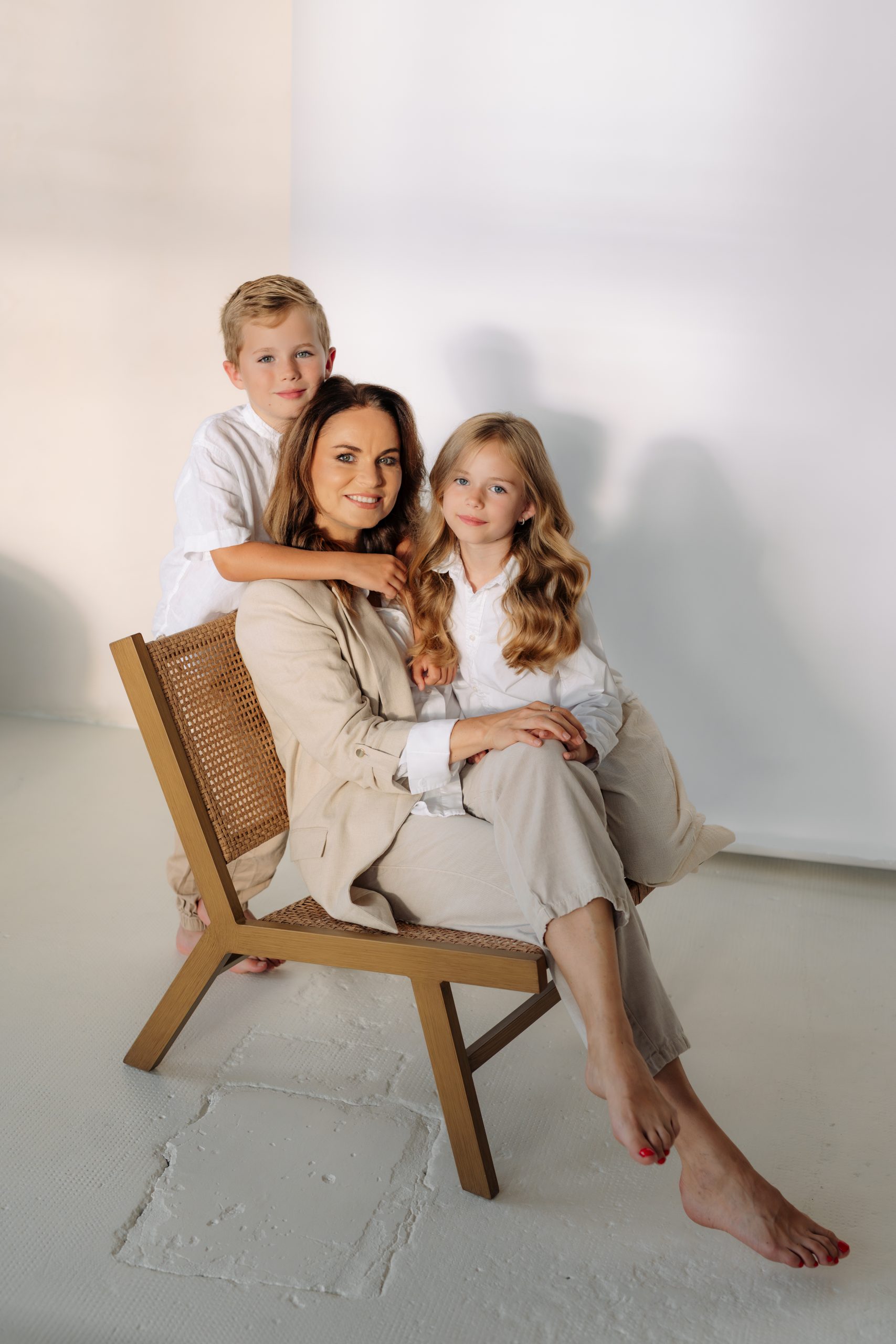 Rodinné focení maminky se synem a dcerou v ateliéru HLight Studio – foto Lukáš Vavřinec