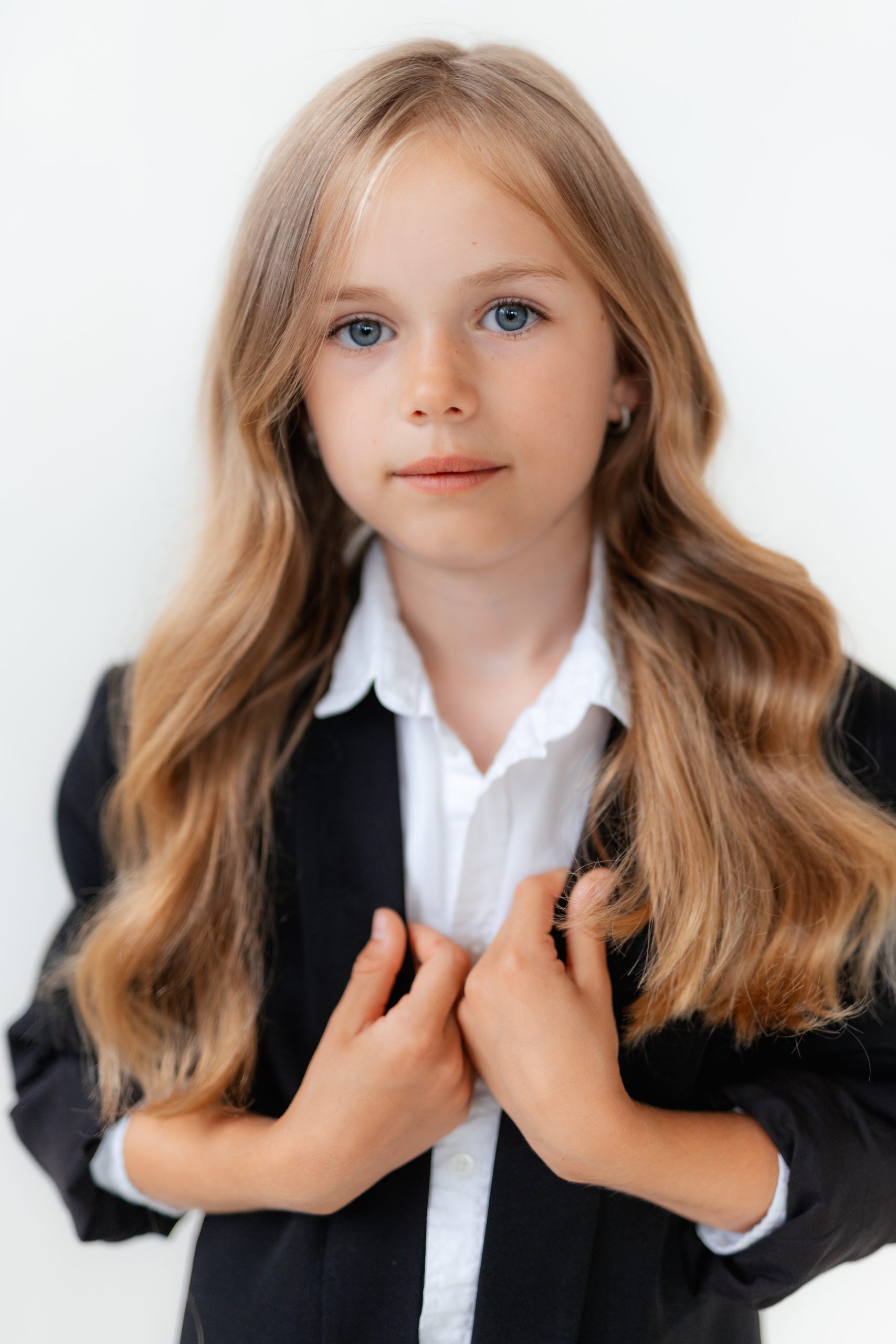 Portrétní focení dívky v elegantním saku v ateliéru HLight Studio – foto Lukáš Vavřinec