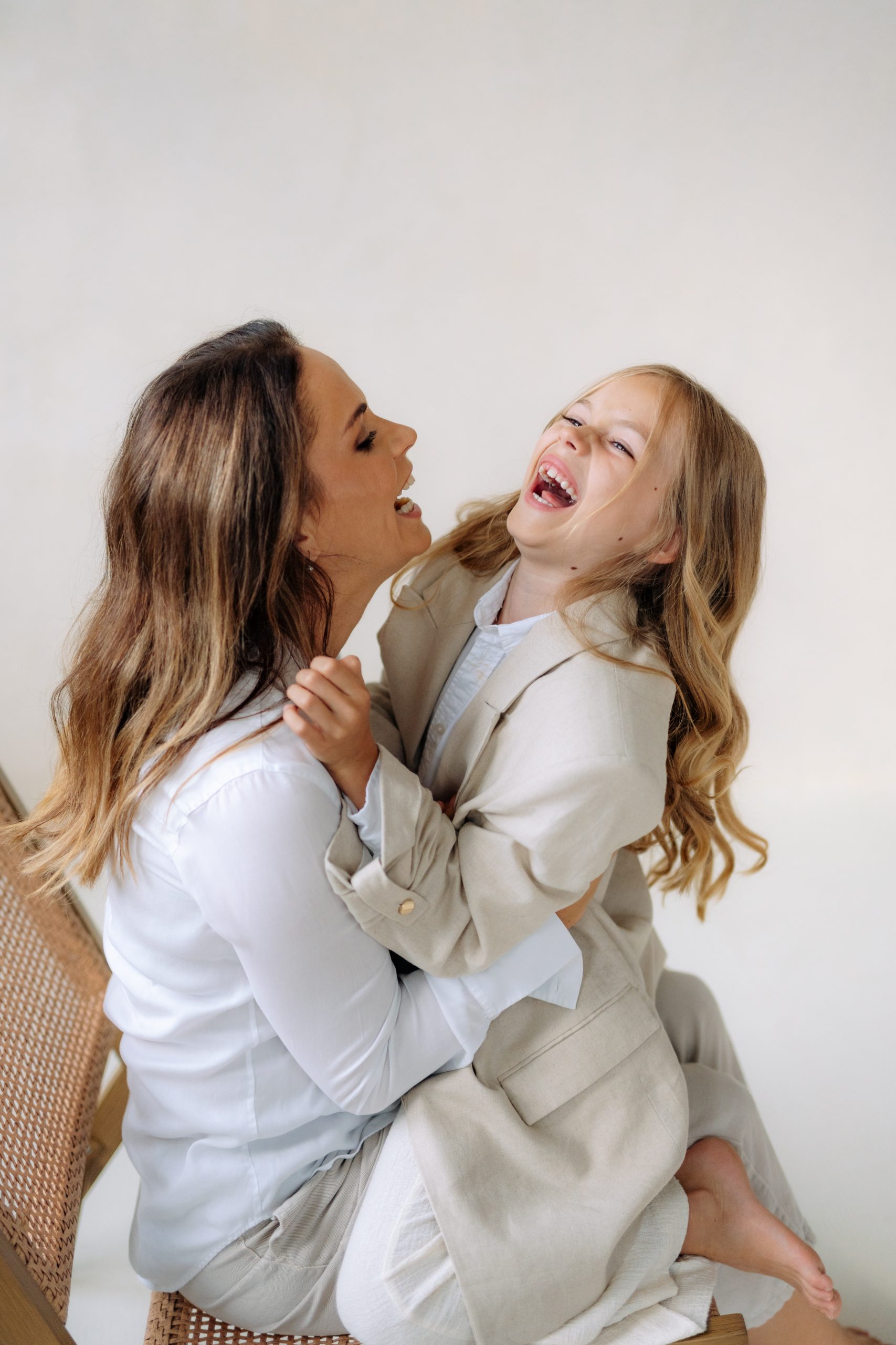 Rodinné focení maminky s dcerou při focení ateliéru v HLight Studio – foto Lukáš Vavřinec