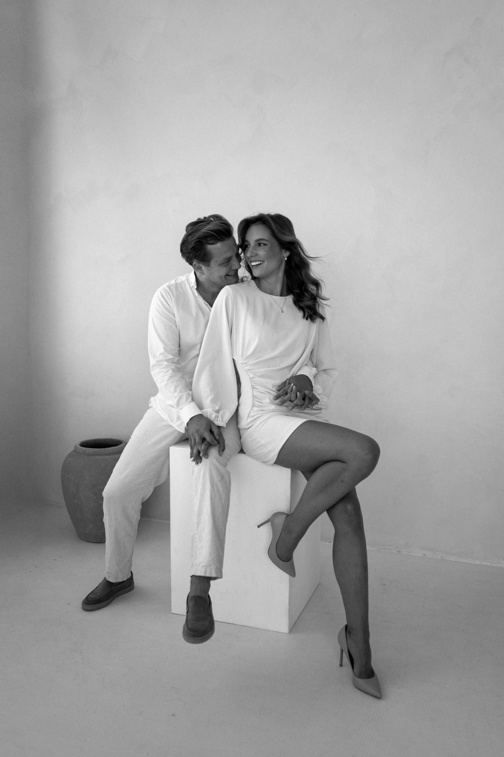 Černobílé párové focení v ateliéru HLight Studio. Fotograf Lukáš Vavřinec zachytil zamilovaný pár v elegantním stylu.