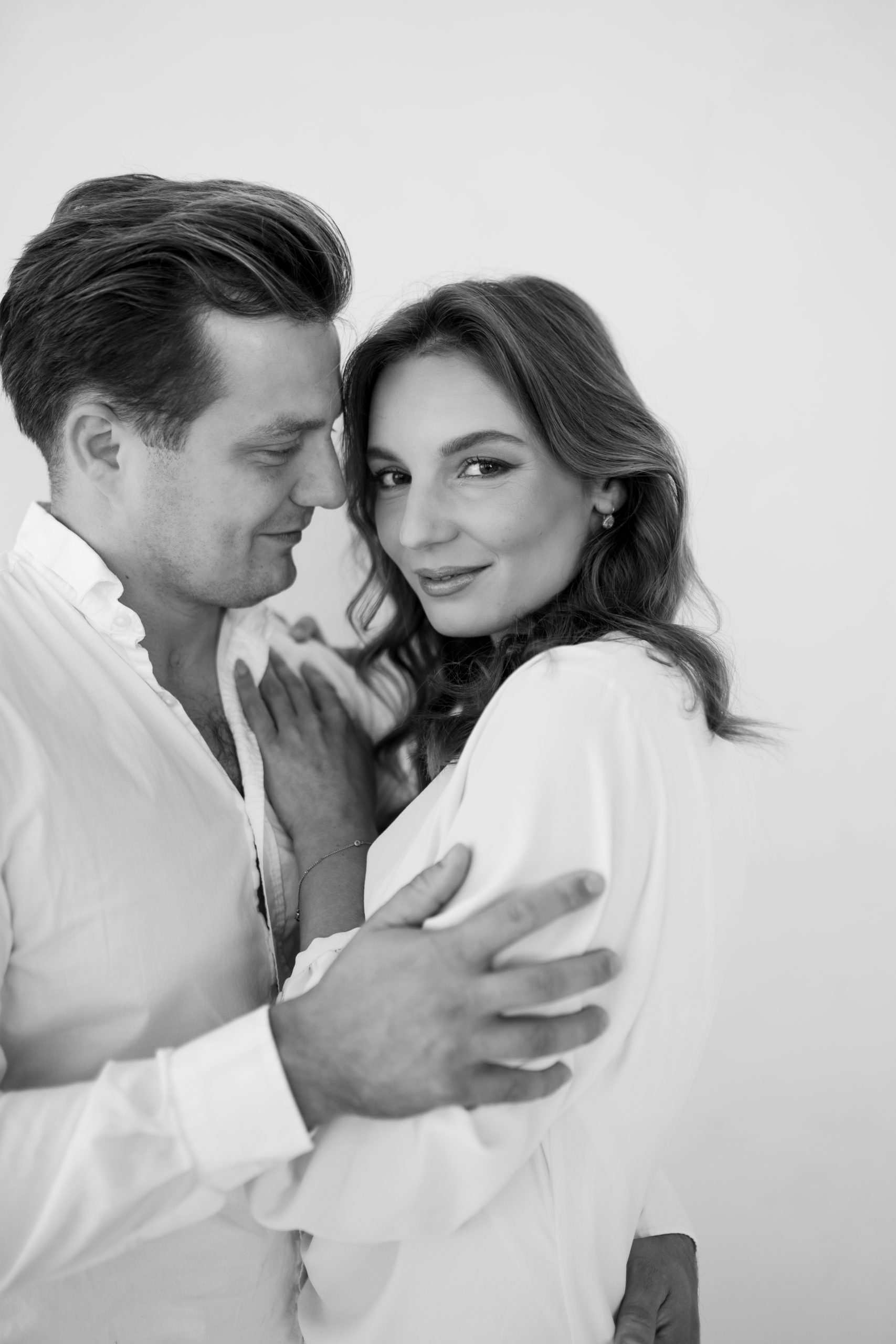 Párové focení v ateliéru HLight Studio – fotograf Lukáš Vavřinec zachycuje portrét muže a ženy.