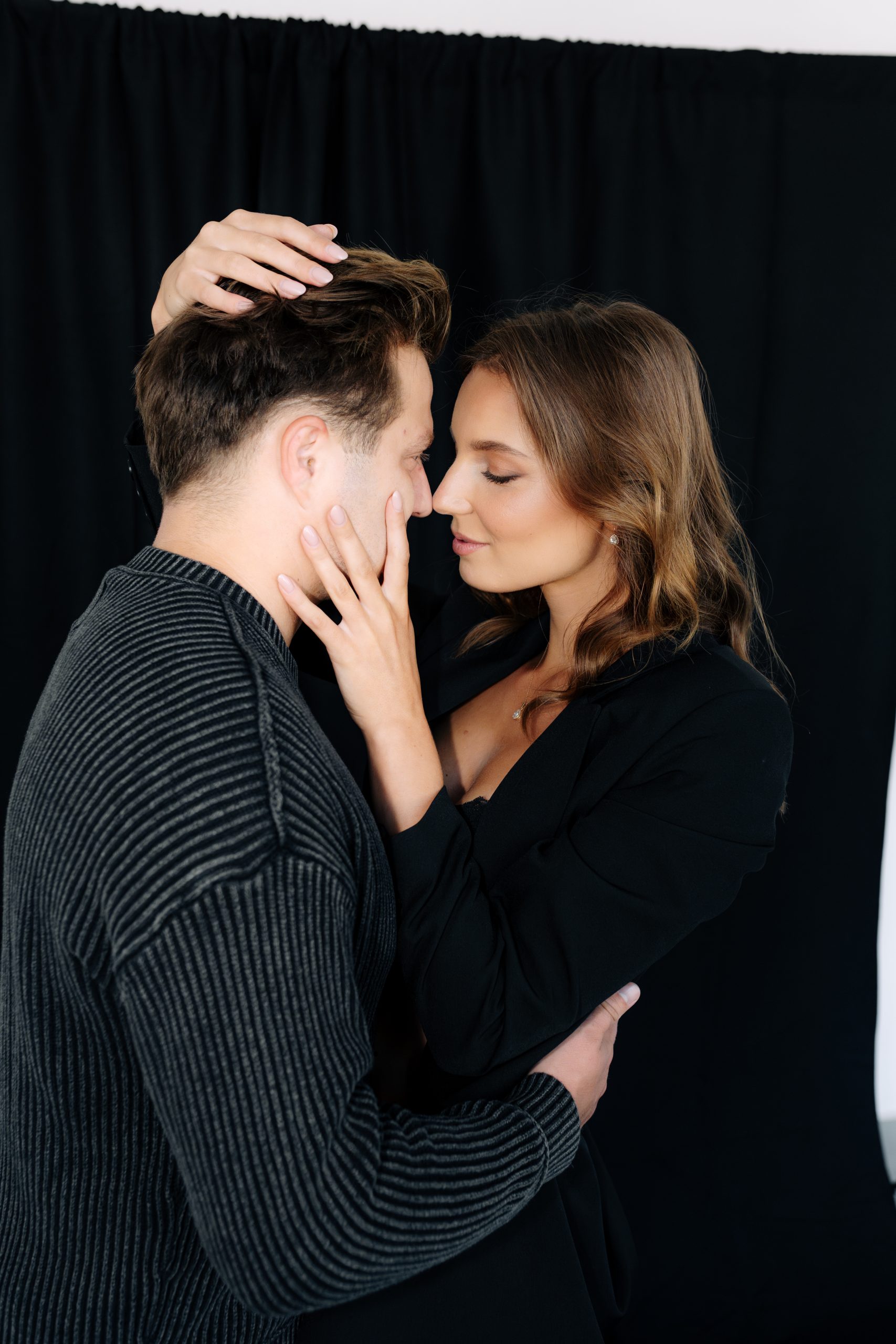 Romantický párový portrét muže a ženy v černém pozadí. Intimní moment zachycený v HLight Studiu, foceno fotografem Lukášem Vavřincem.