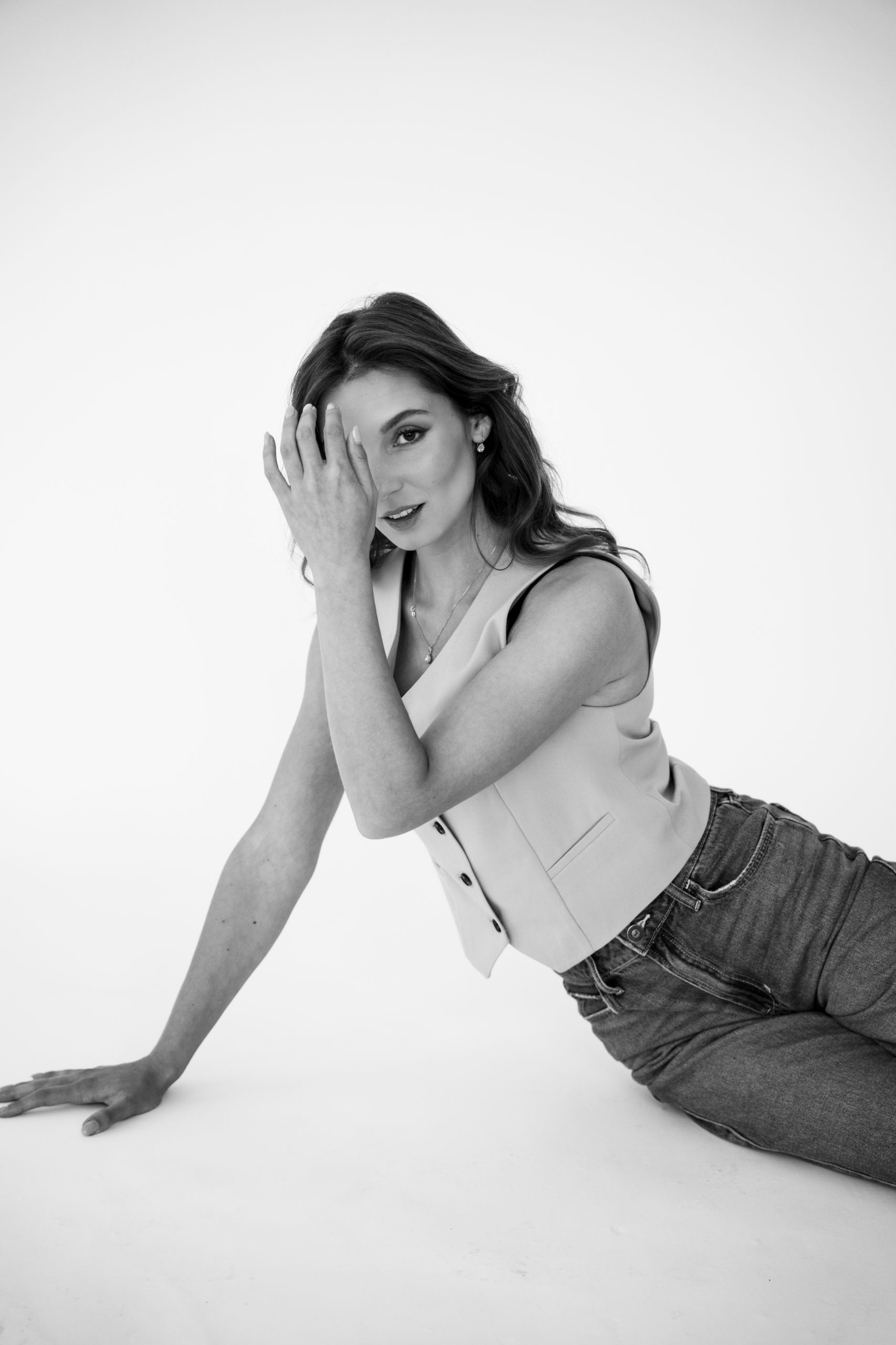 Portrétní focení ženy v ateliéru HLight Studio – fotograf Lukáš Vavřinec zachycuje minimalistický černobílý portrét s přirozeným výrazem.