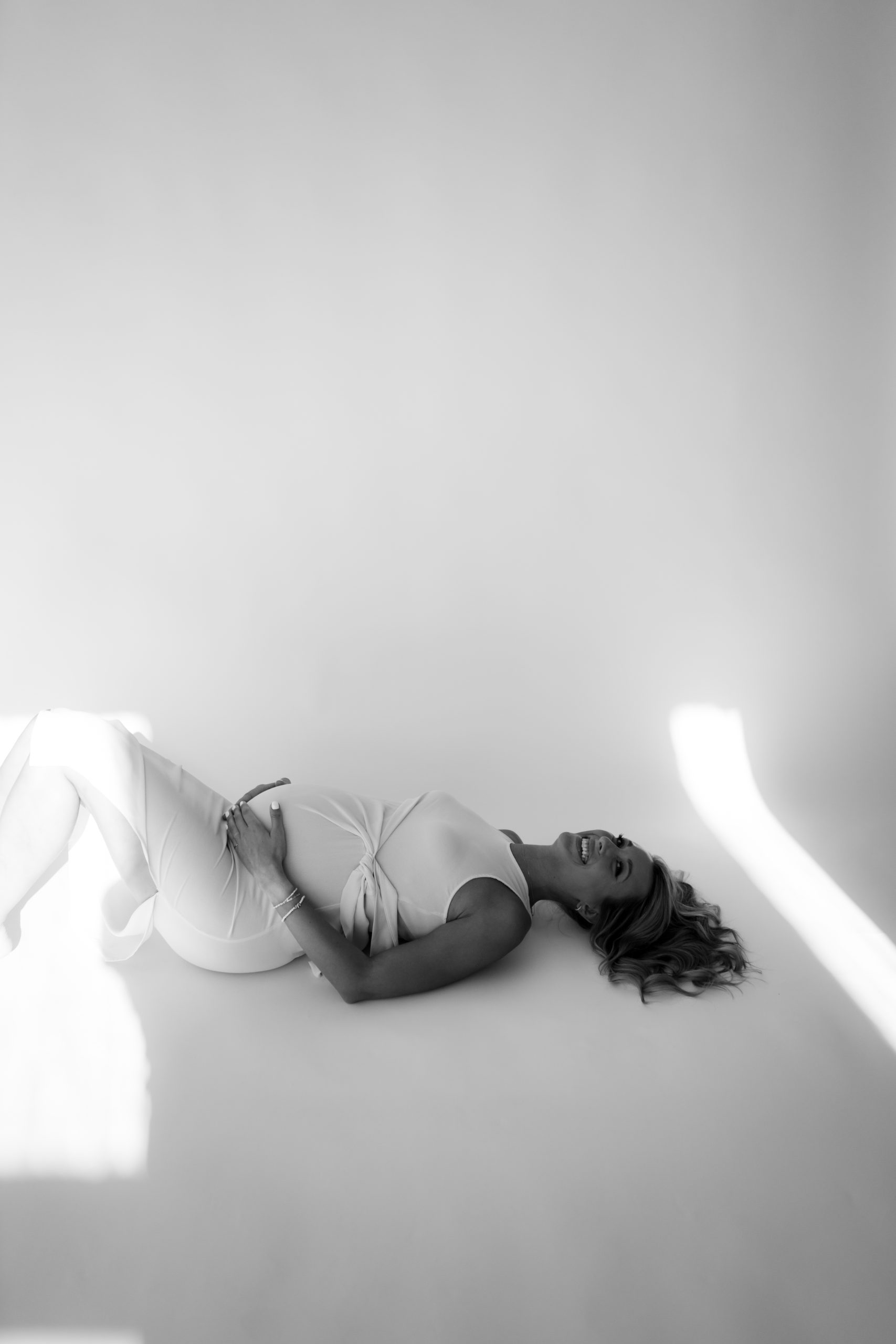 Černobílé těhotenské focení ženy v HLight Studiu Ústí nad Labem – fotograf Lukáš Vavřinec