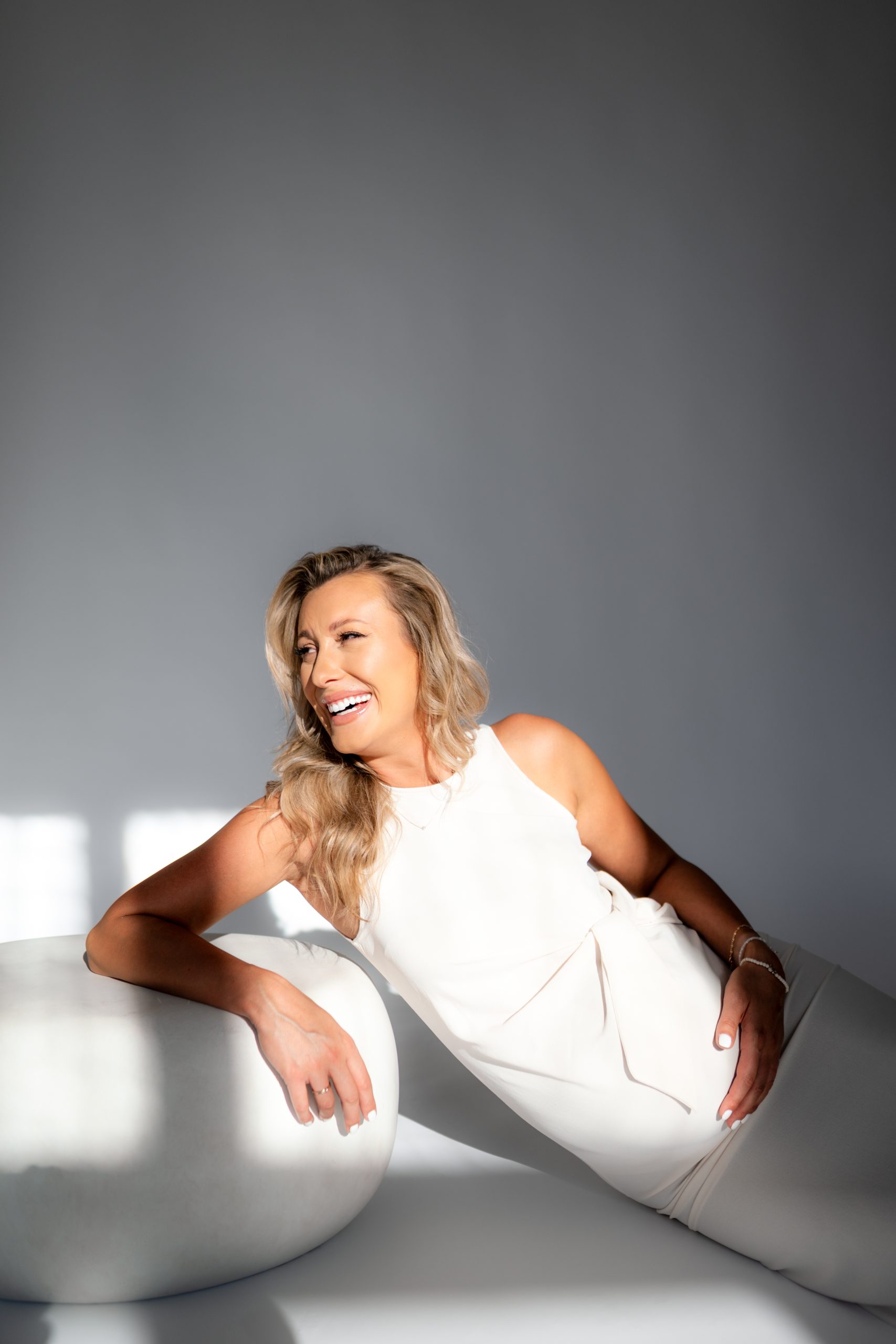 Těhotenské focení ženy v ateliéru HLight Studio Ústí nad Labem