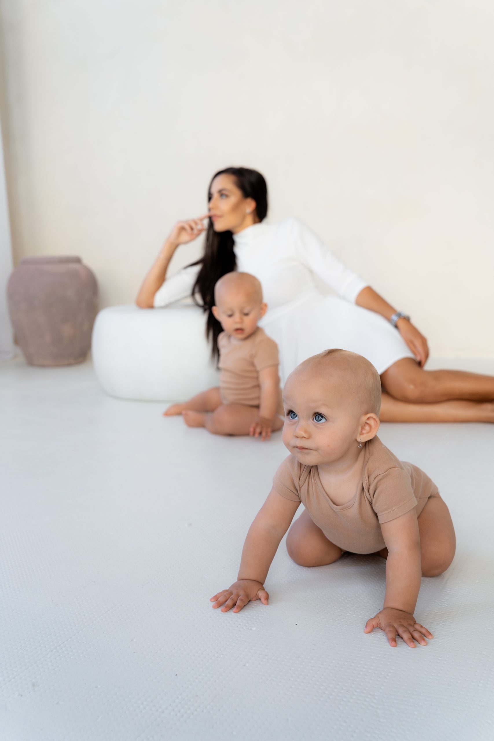 Rodinná fotografie maminky se dvěma dětmi v ateliéru HLight Studio. Přirozená atmosféra a jemné barvy zachycené fotografem Lukášem Vavřincem.