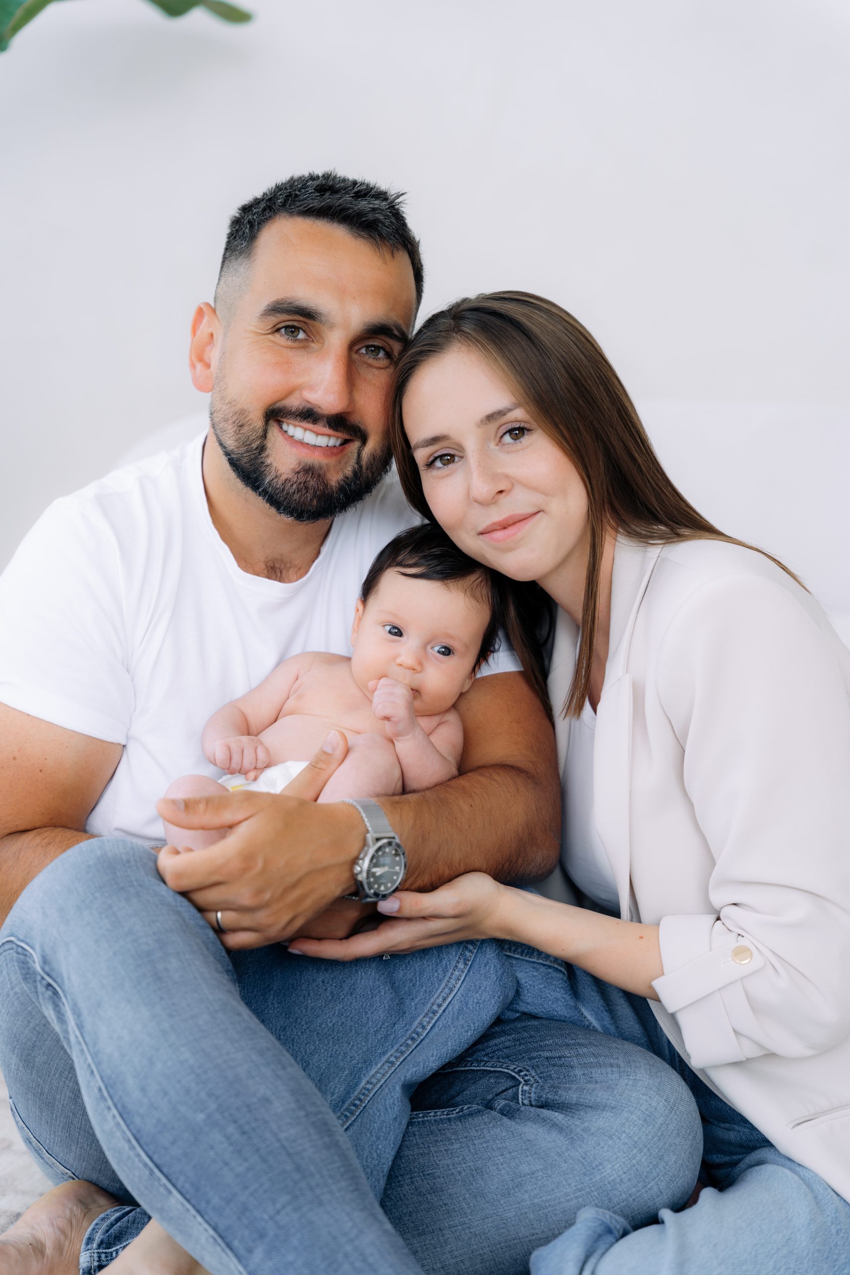 Rodinný portrét rodičů s novorozeným miminkem, zachycený v HLight Studiu fotografem Lukášem Vavřincem. Láska, něha a rodinná pohoda.