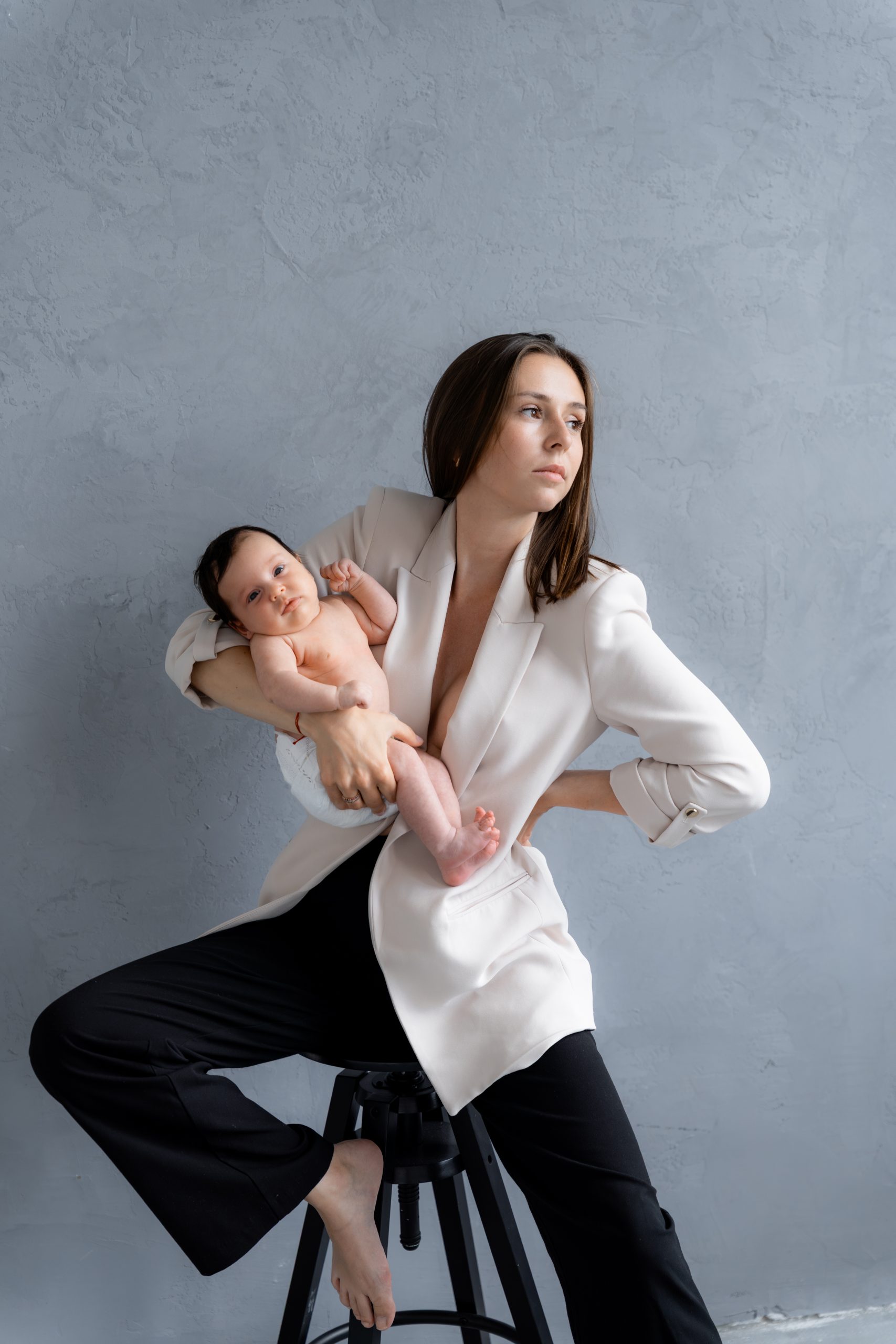 Portrét maminky s miminkem na židli při focení v HLight Studiu. Umělecká a emotivní fotografie od fotografa Lukáše Vavřince.