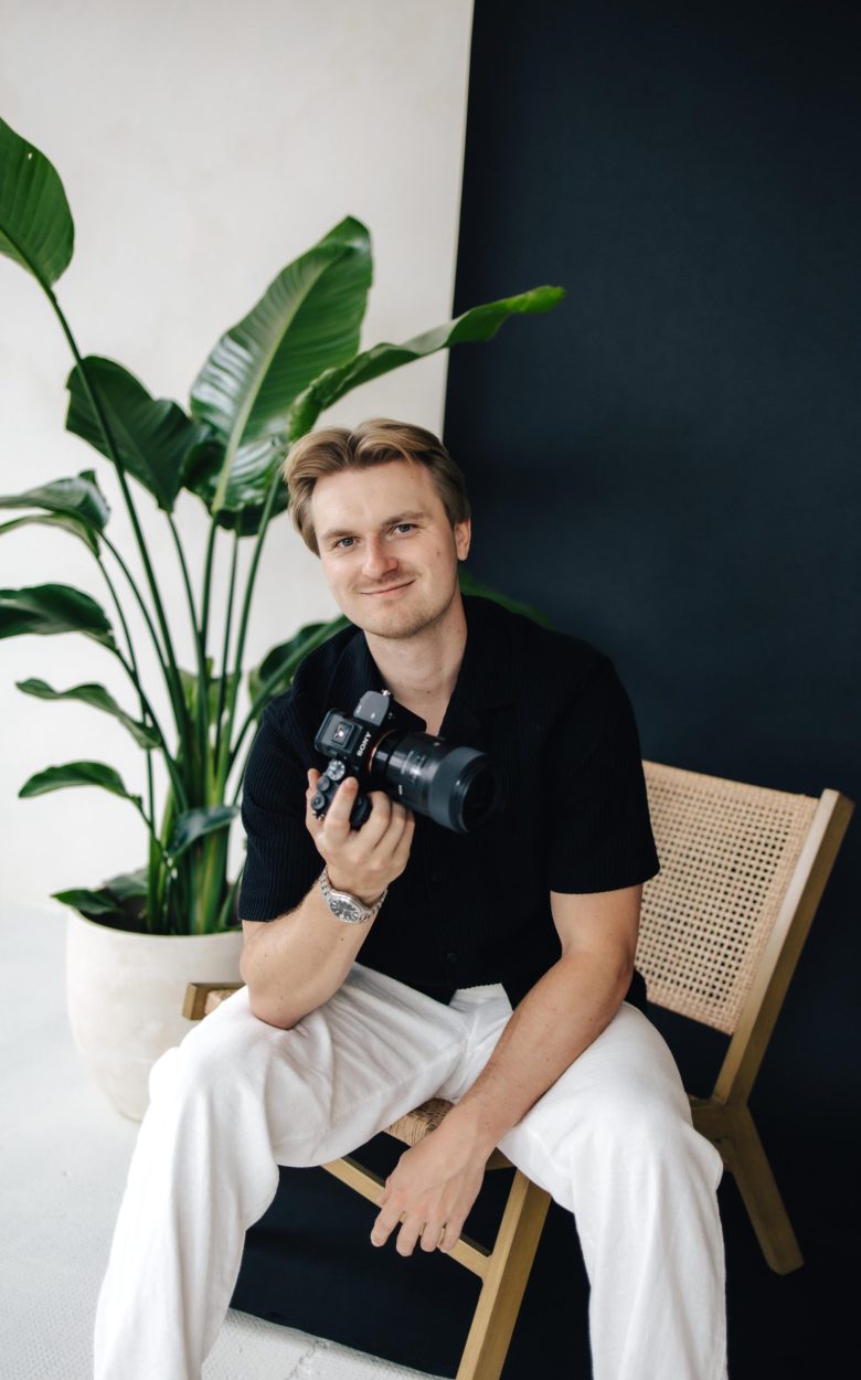 Fotograf Lukáš Vavřinec v ateliéru HLight Studio Ústí nad Labem.